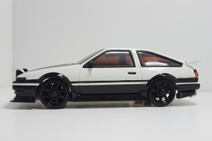 ミニッツ_TOYOTA_AE86_カーボンボンネット消灯_サイド02